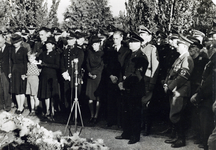 502819 Afbeelding van de aanwezigen bij (vermoedelijk) de begrafenis van hoofdcommissaris van politie G.J. Kerlen op de ...
